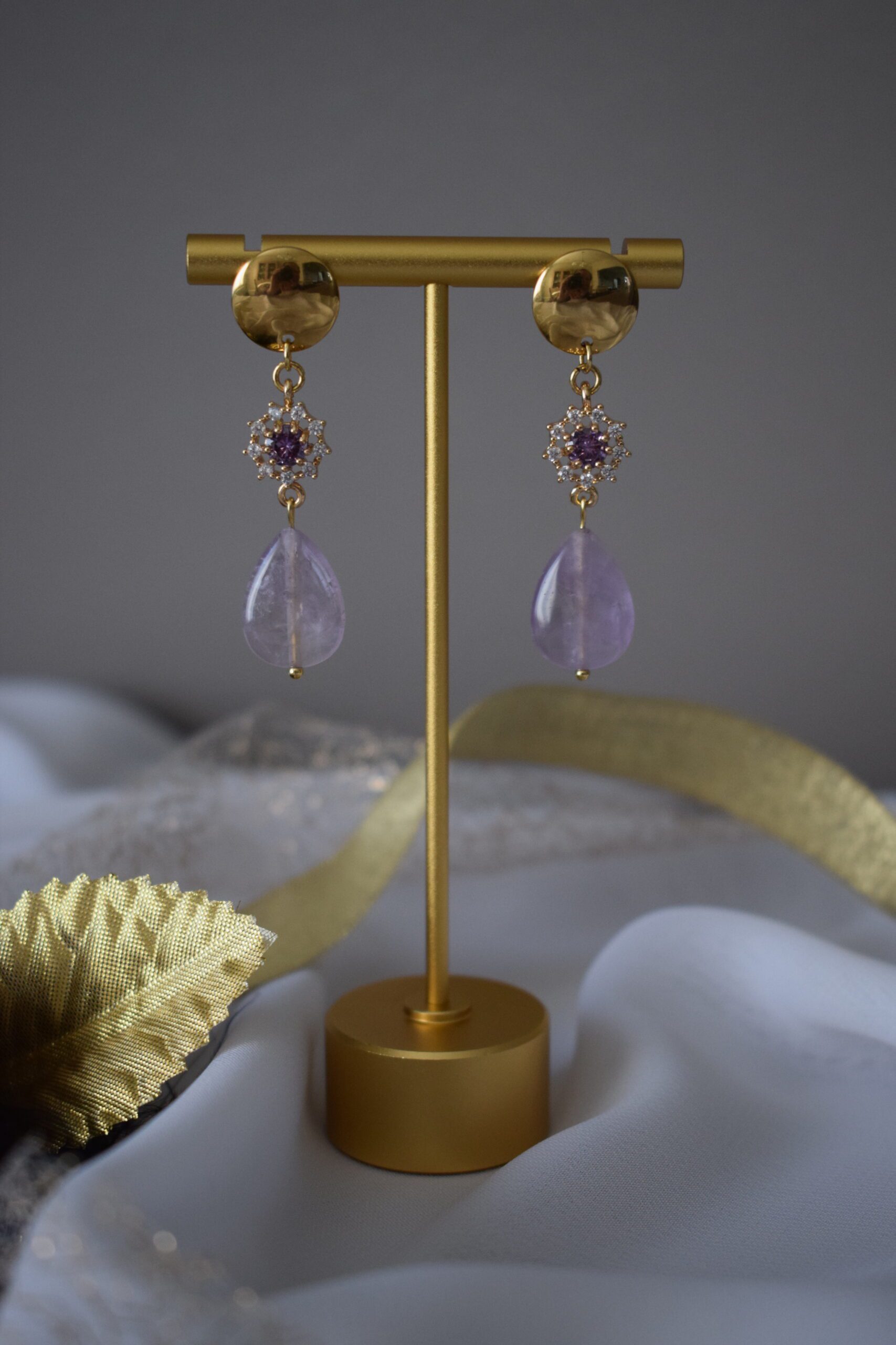Luxe oorhangers met Amethist edelsteendruppel ~ OA 008