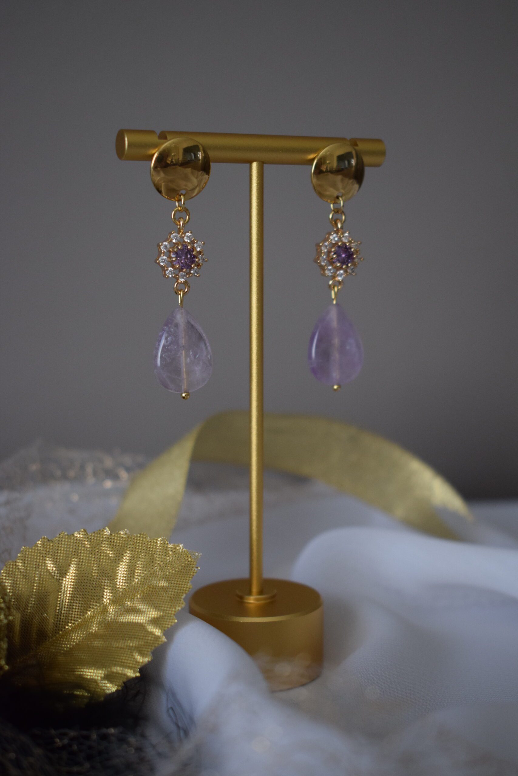 Luxe oorhangers met Amethist edelsteendruppel ~ OA 008 - Afbeelding 2