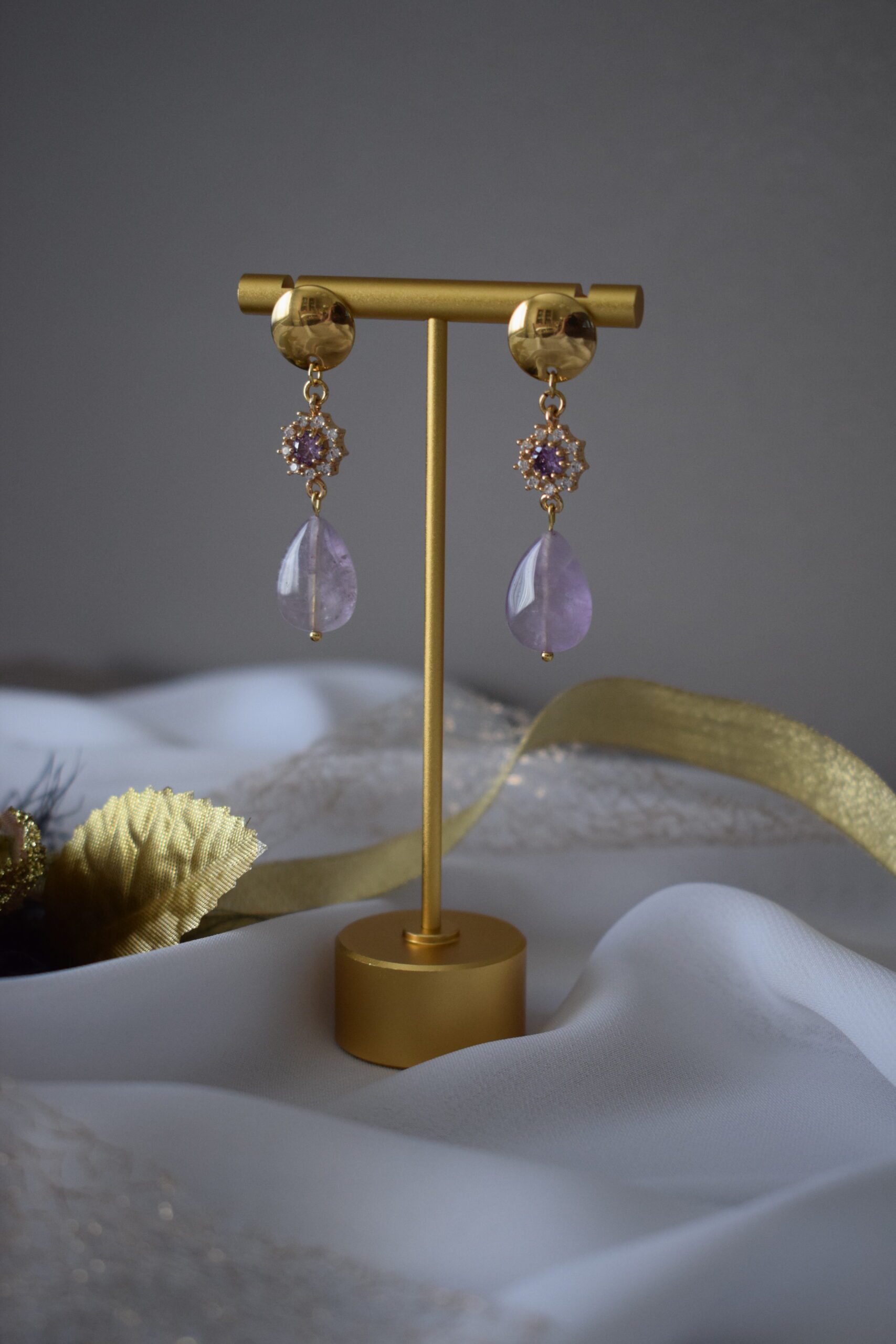 Luxe oorhangers met Amethist edelsteendruppel ~ OA 008 - Afbeelding 3
