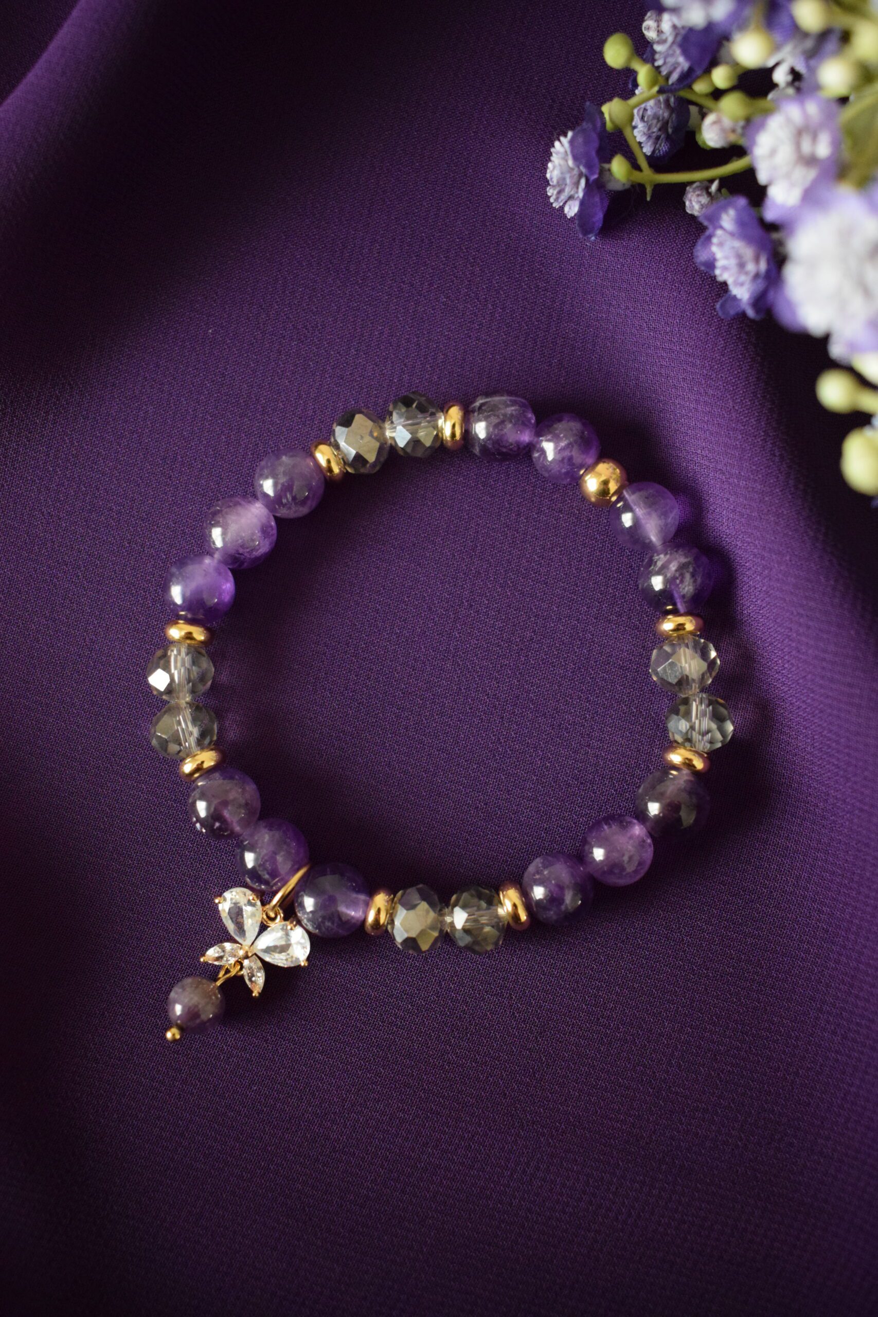 Kralenarmband Amethist 8mm met vlinder ~ AA 005