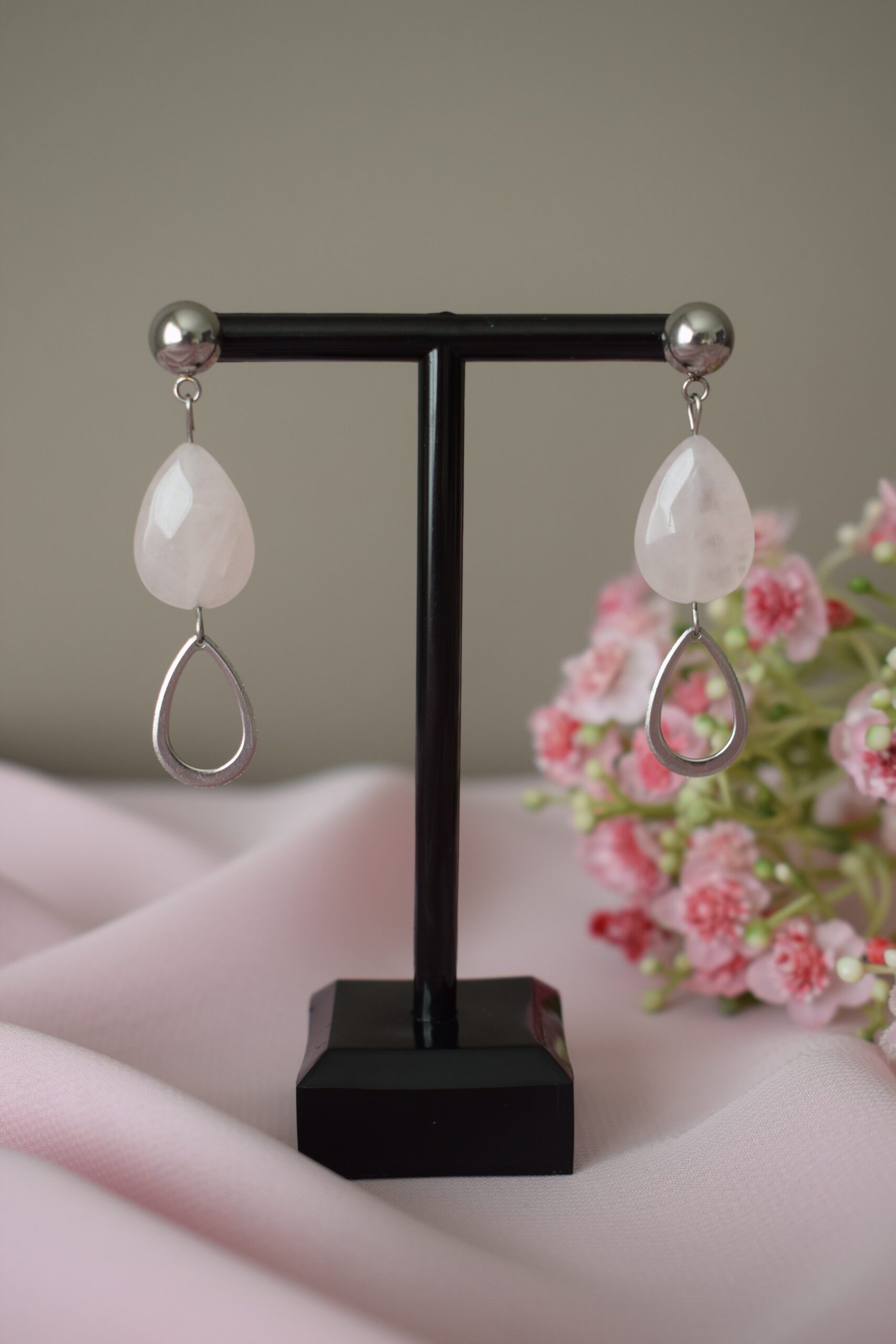 Oorhangers wit metaal Rozenkwarts ~ LC 004