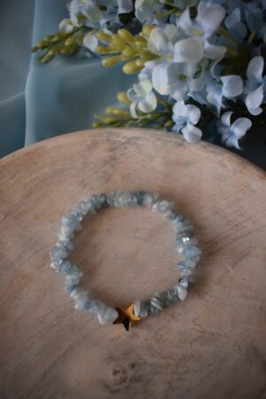 Armband edelsteenchips Aquamarijn met kraal ~ AQ 008