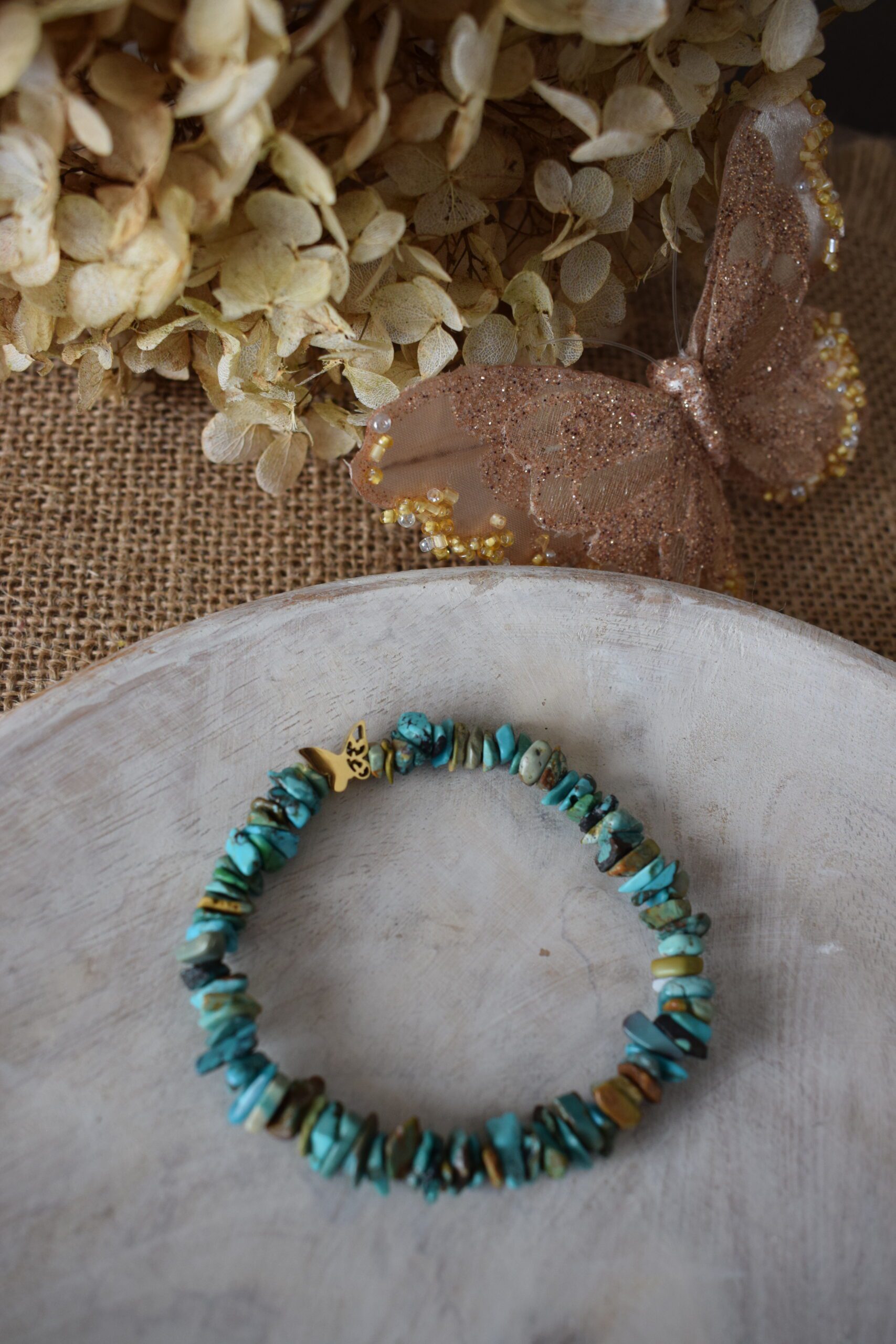 Armband edelsteenchips Turkoois met vlinderkraal ~ TUR 001