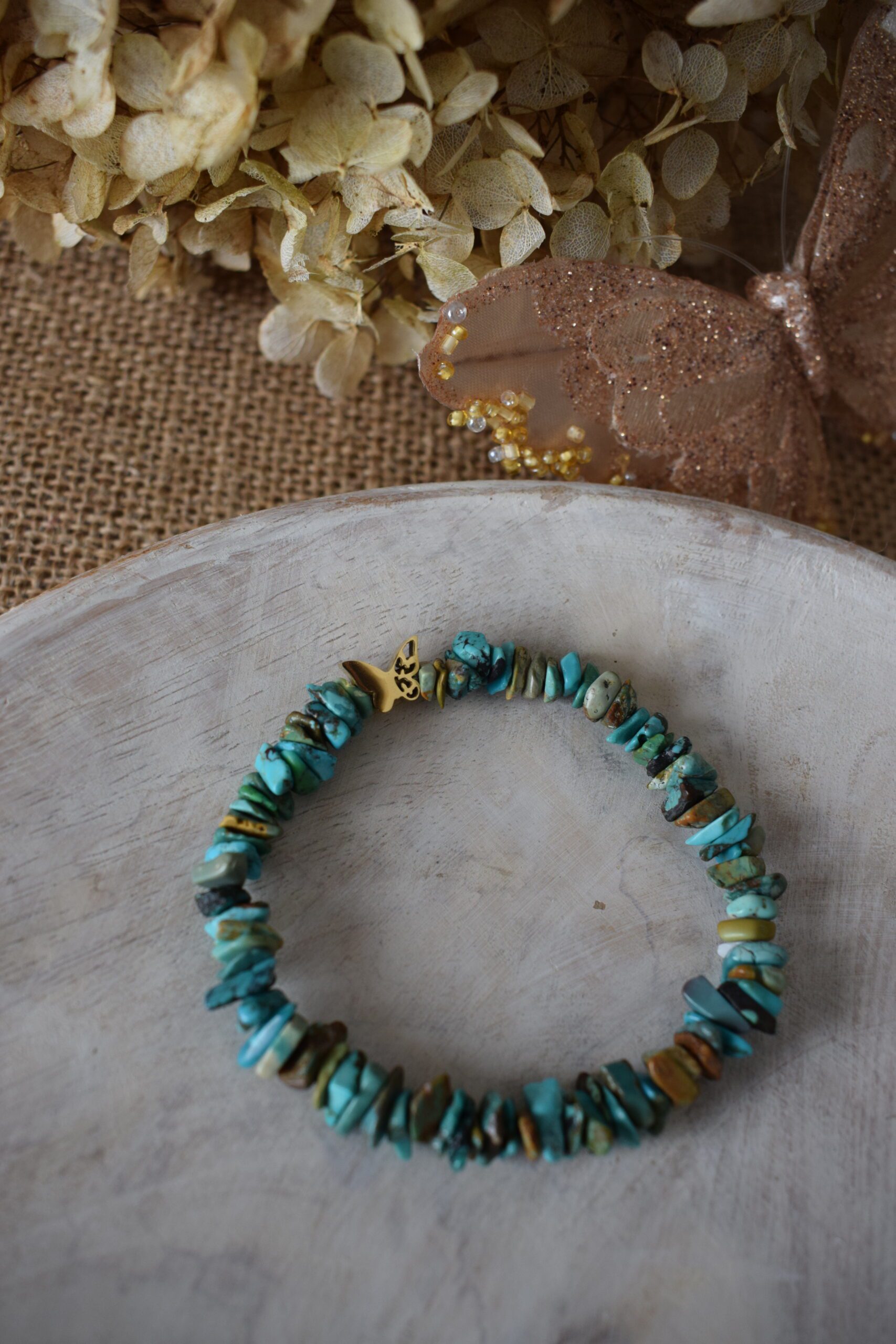 Armband edelsteenchips Turkoois met vlinderkraal ~ TUR 001 - Afbeelding 2
