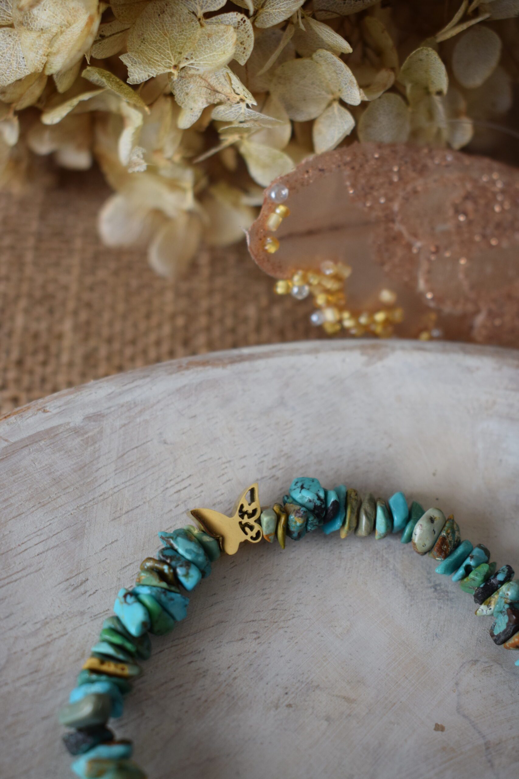 Armband edelsteenchips Turkoois met vlinderkraal ~ TUR 001 - Afbeelding 3