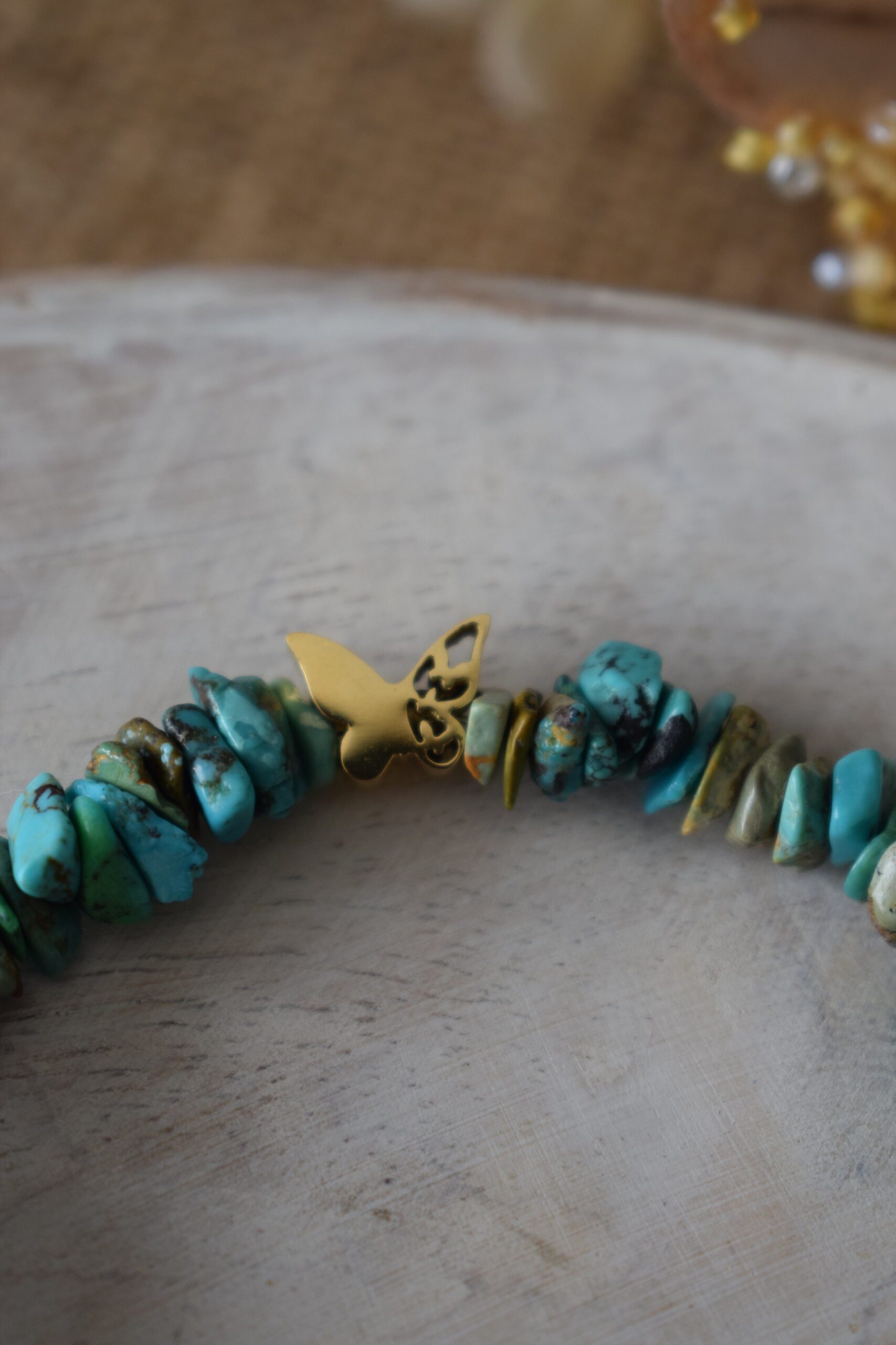 Armband edelsteenchips Turkoois met vlinderkraal ~ TUR 001 - Afbeelding 4