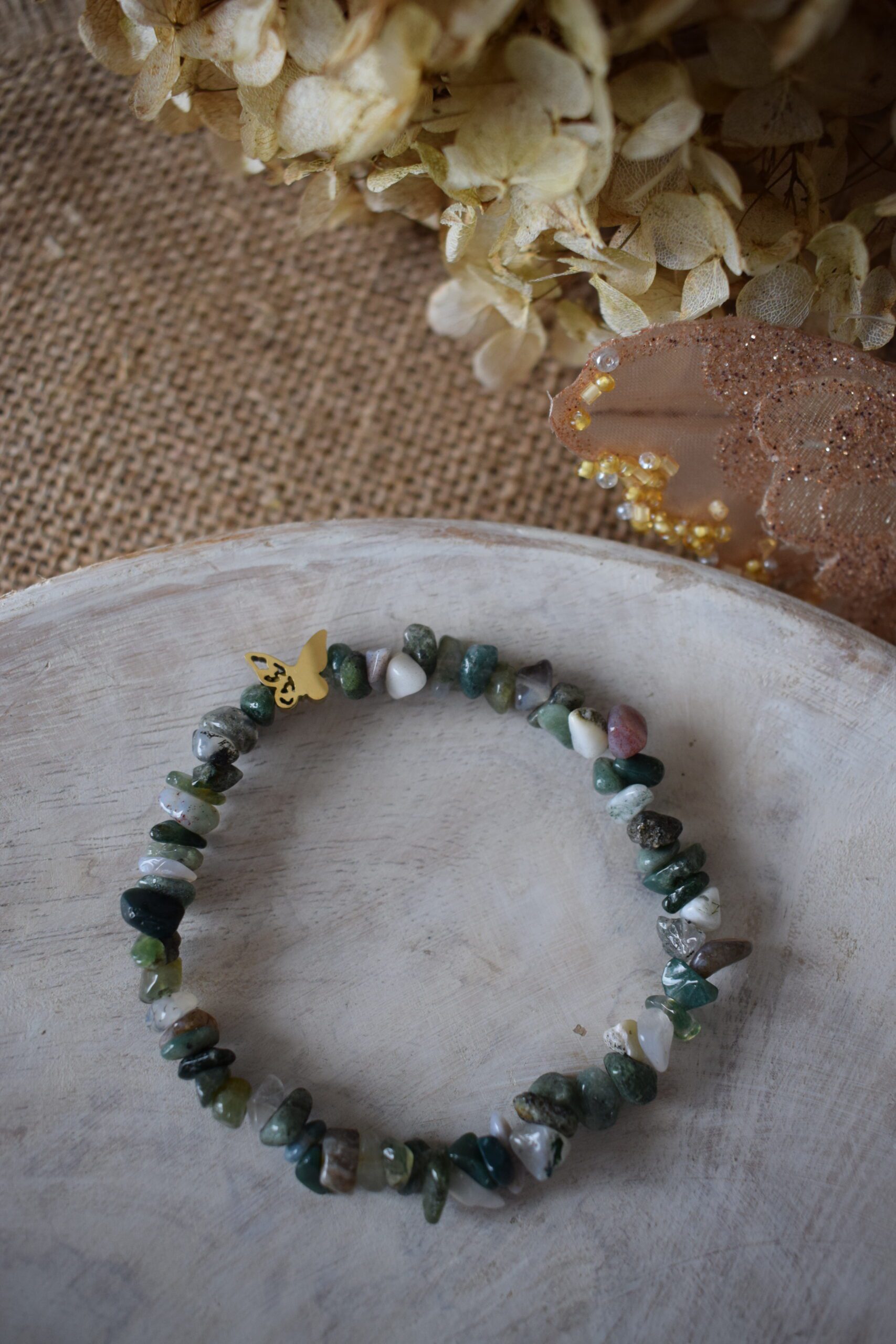 Armband edelsteenchips Mosagaat met vlinderkraal ~ MOS 002 - Afbeelding 2