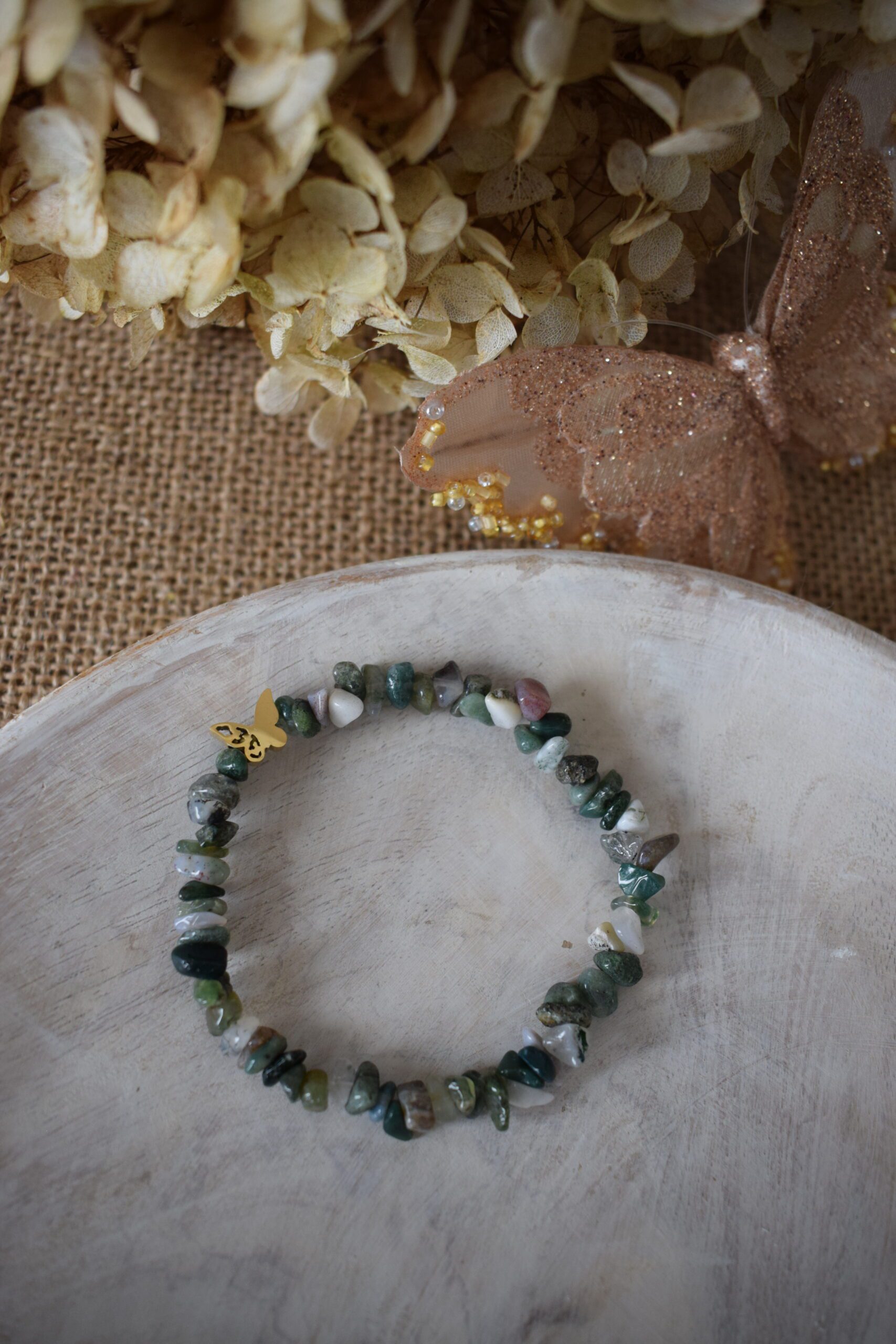 Armband edelsteenchips Mosagaat met vlinderkraal ~ MOS 002