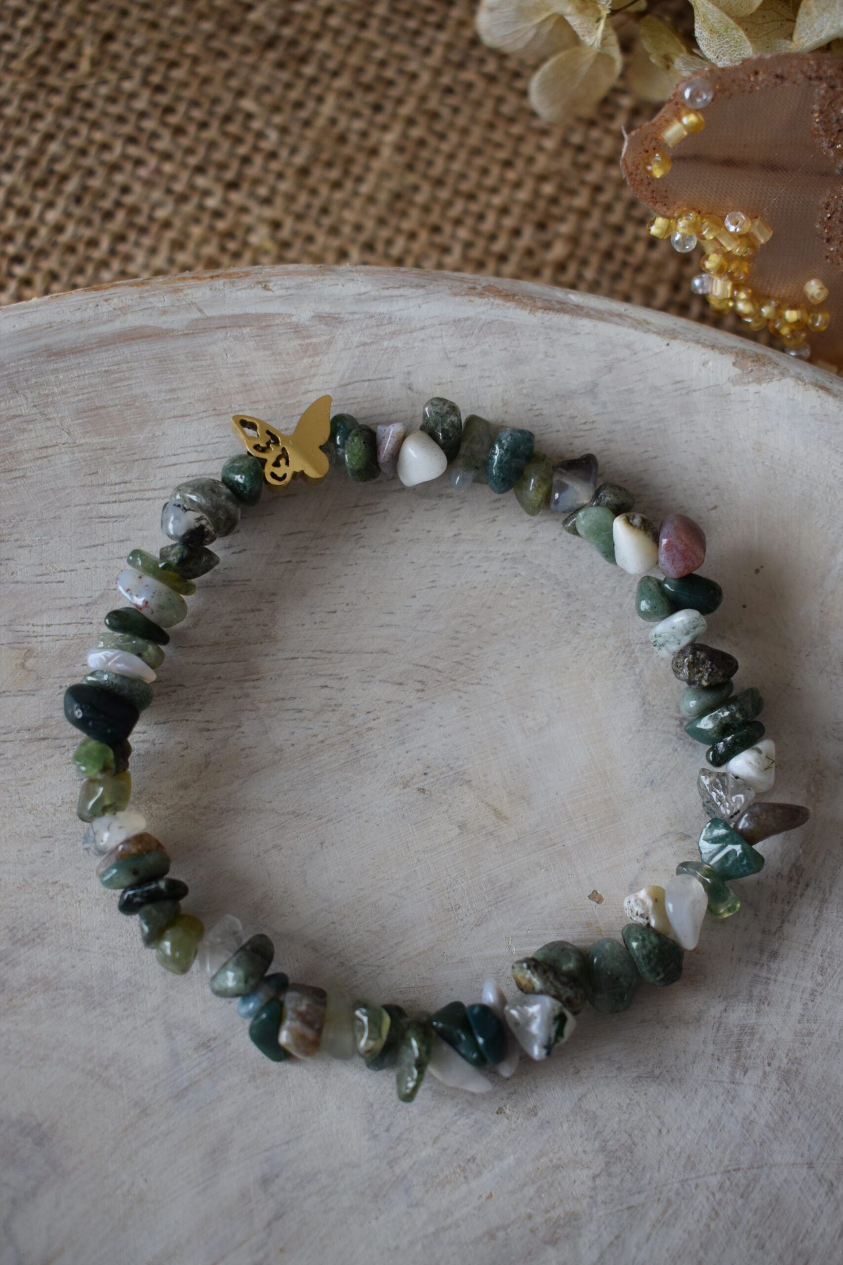 Armband edelsteenchips Mosagaat met vlinderkraal ~ MOS 002 - Afbeelding 3