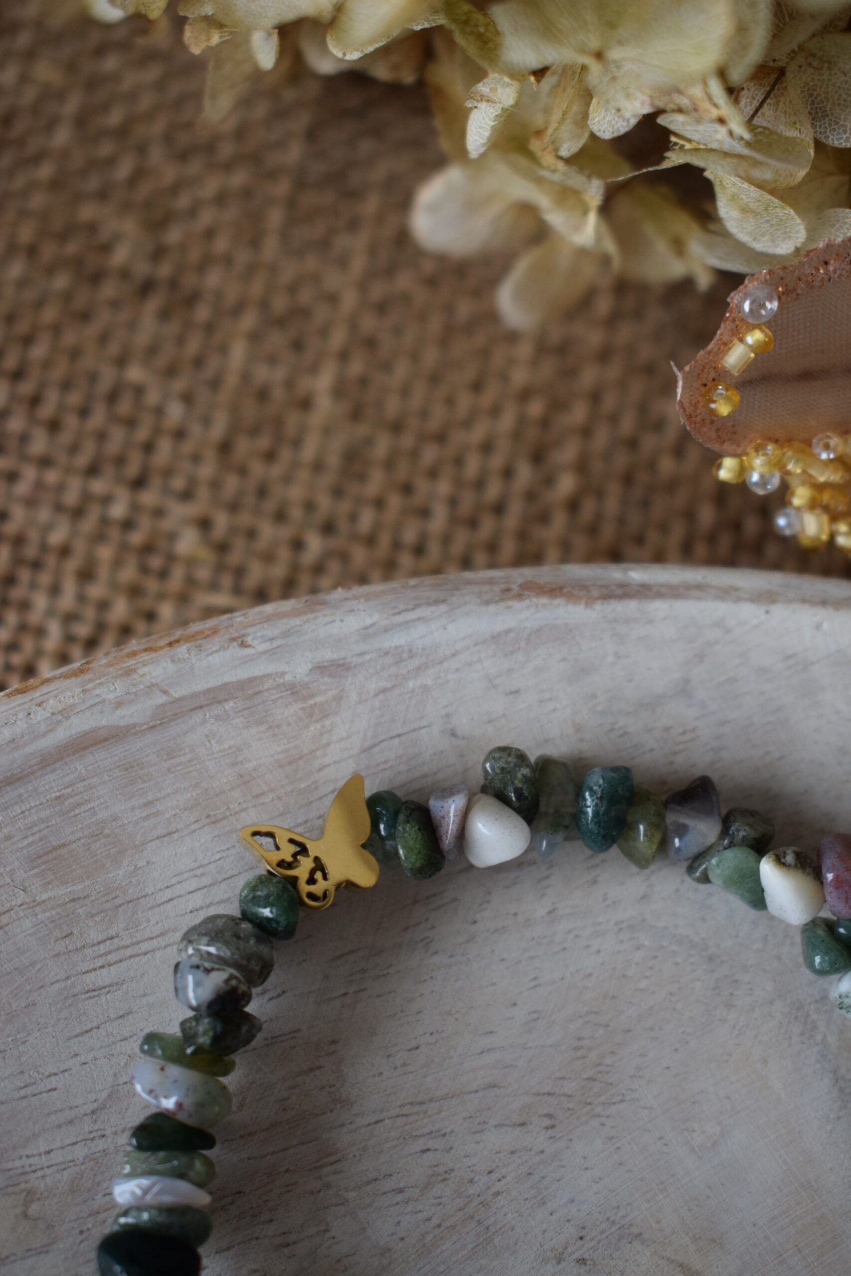 Armband edelsteenchips Mosagaat met vlinderkraal ~ MOS 002 - Afbeelding 4
