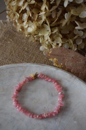 Armband edelsteenchips Rhodochrosiet met vlinderkraal ~ VL 009