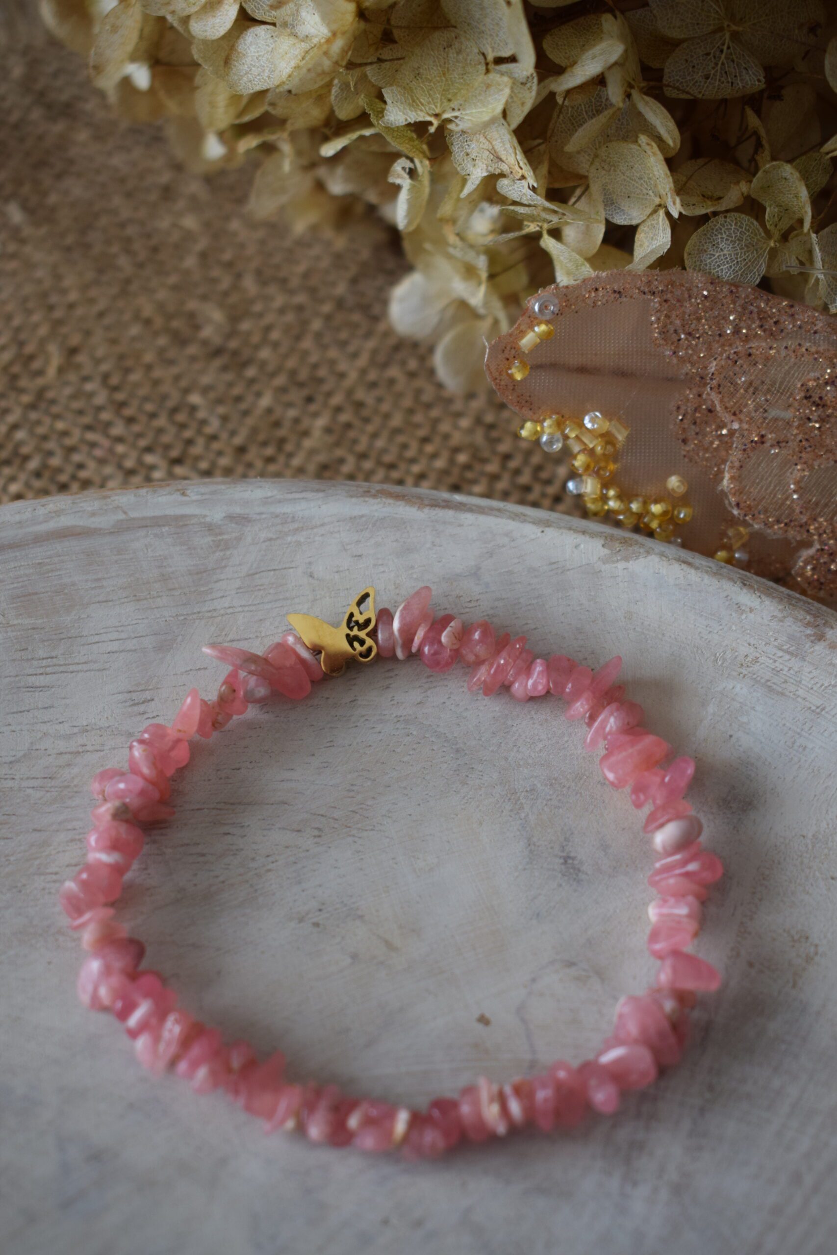 Armband edelsteenchips Rhodochrosiet met vlinderkraal ~ VL 009 - Afbeelding 3