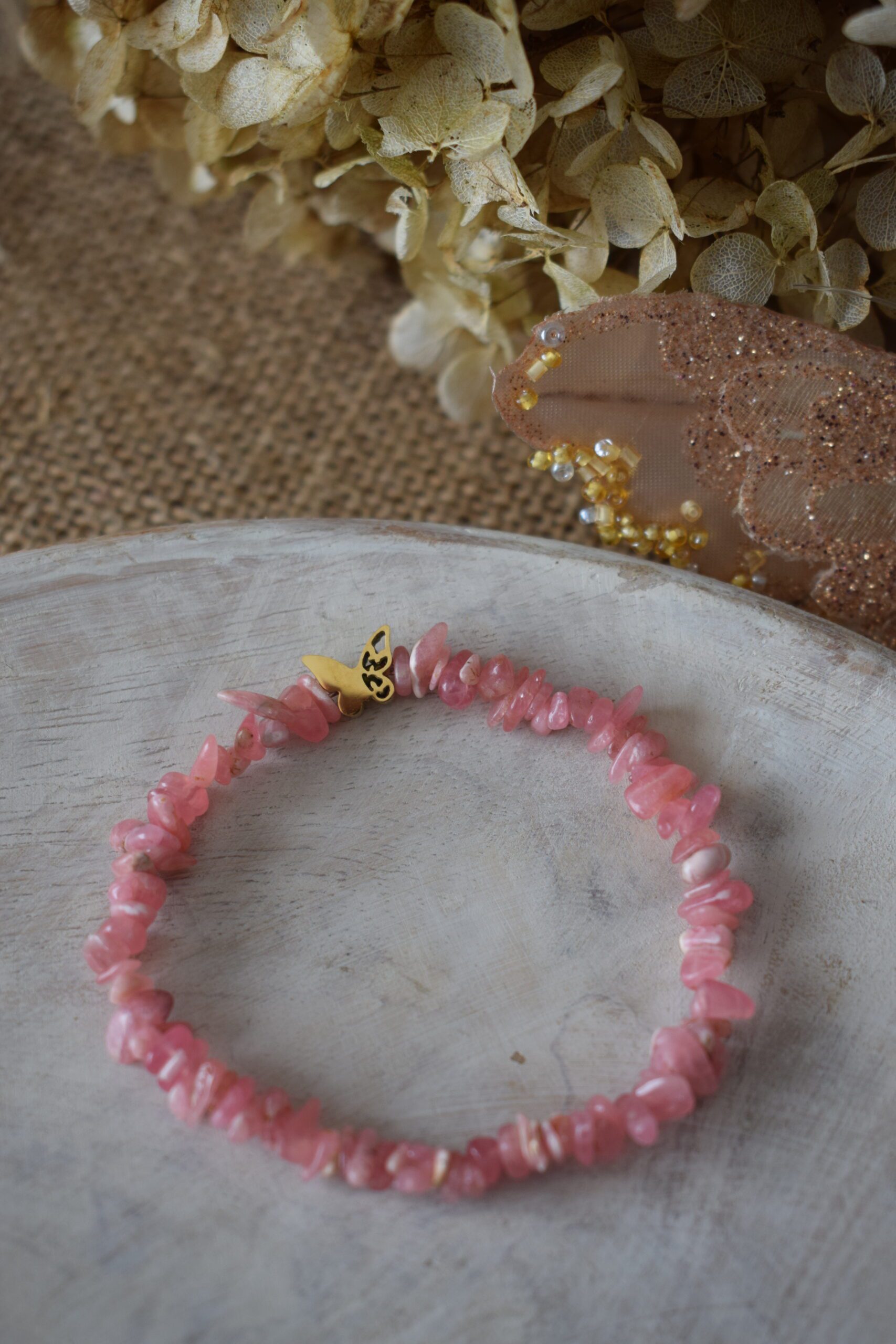 Armband edelsteenchips Rhodochrosiet met vlinderkraal ~ VL 009 - Afbeelding 2