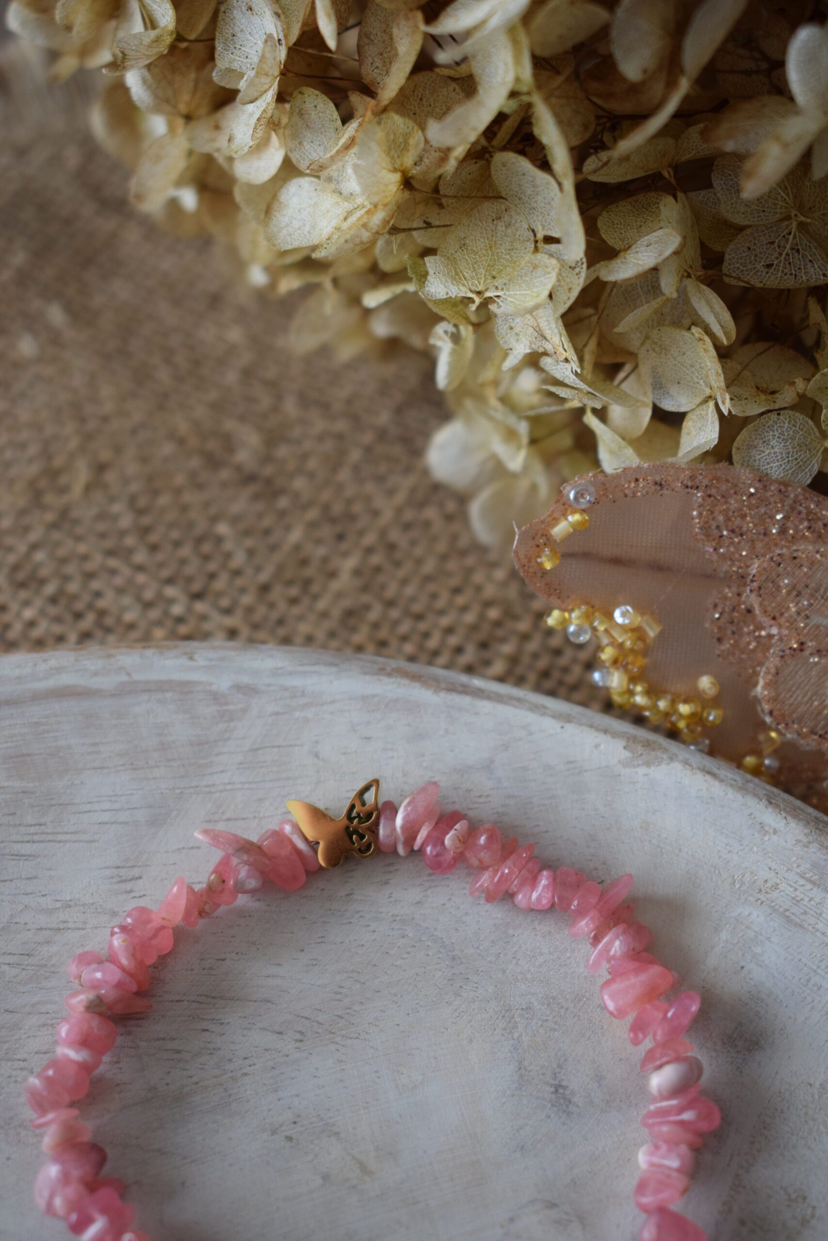 Armband edelsteenchips Rhodochrosiet met vlinderkraal ~ VL 009 - Afbeelding 4