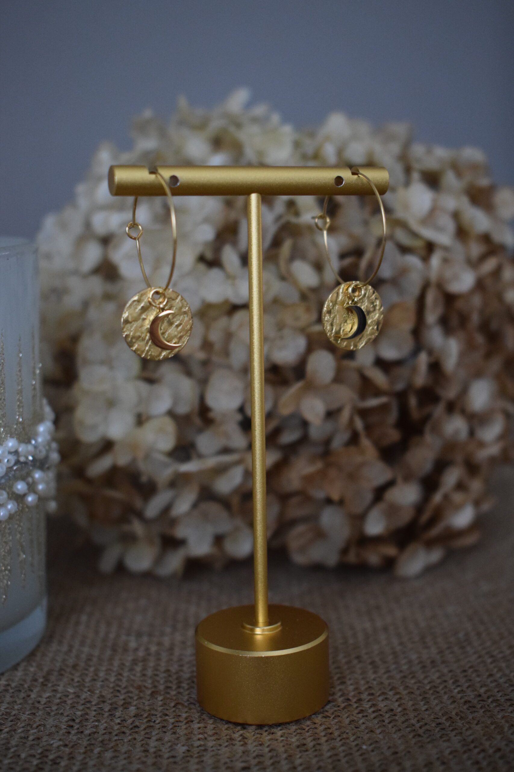 Stainless steel earhoops met Maan ~ MA 001