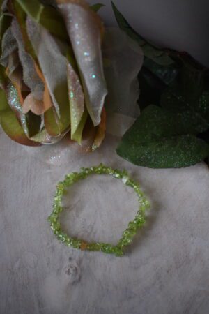 Armband edelsteenchips Peridoot met kraal ~ PER 001