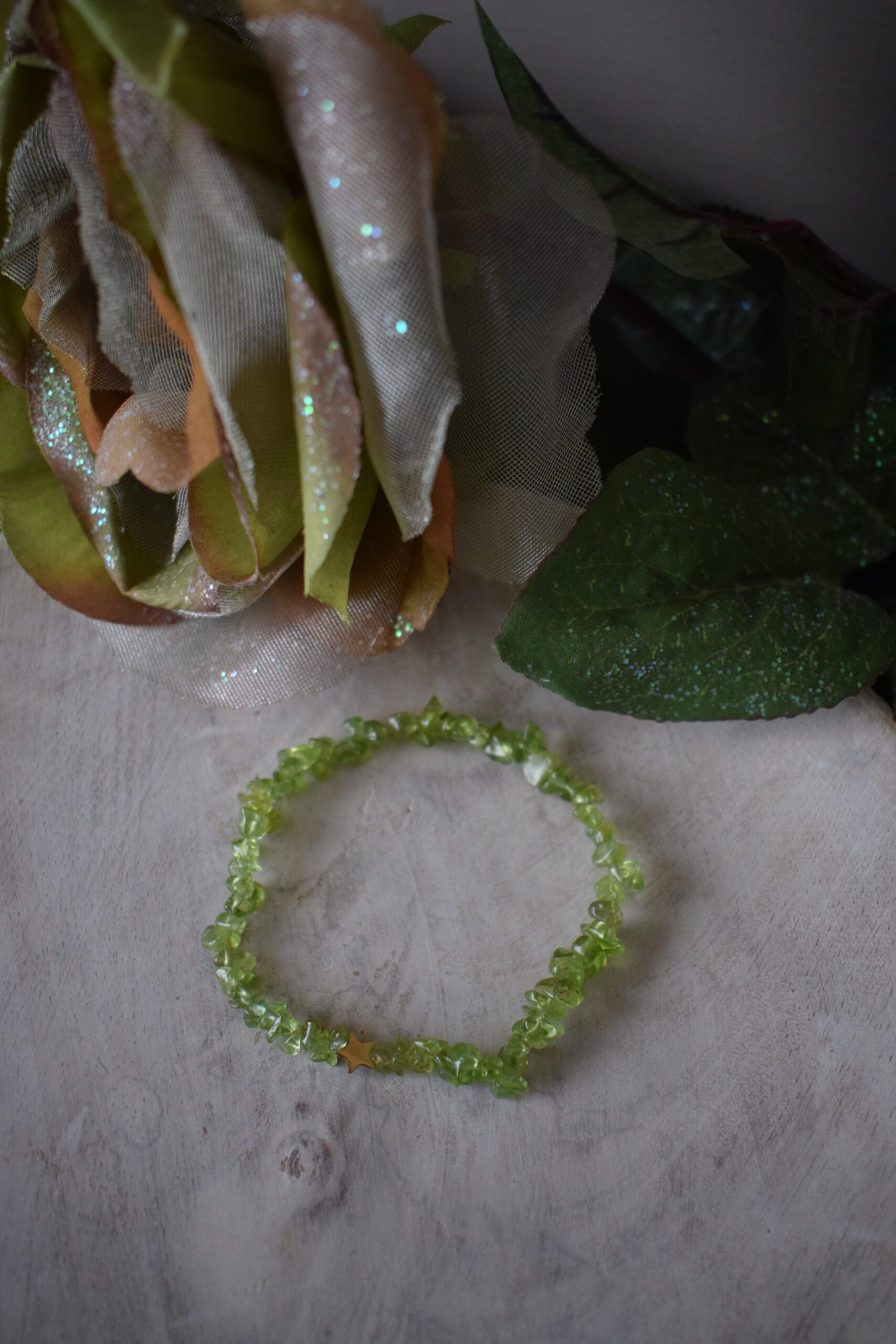 Armband edelsteenchips Peridoot met kraal ~ PER 001